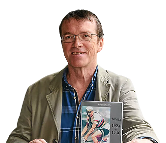 L'écrivain Roland Cotty tenant dans ses mains un de ses ouvrages.