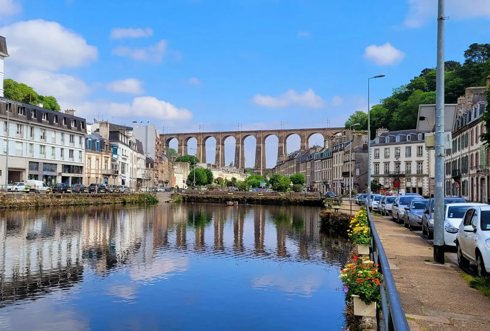 Vue de la ville de Morlaix avec le viaduc, la rivière et les façades typiques de Bretagne.