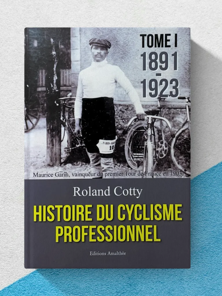 Couverture du livre "Histoire du cyclisme professionnel – Tome I (1891-1923)" de Roland Cotty, aux Éditions Amalthée. Photo ancienne du cycliste Maurice Garin, vainqueur du premier Tour de France en 1903, posant avec son vélo.