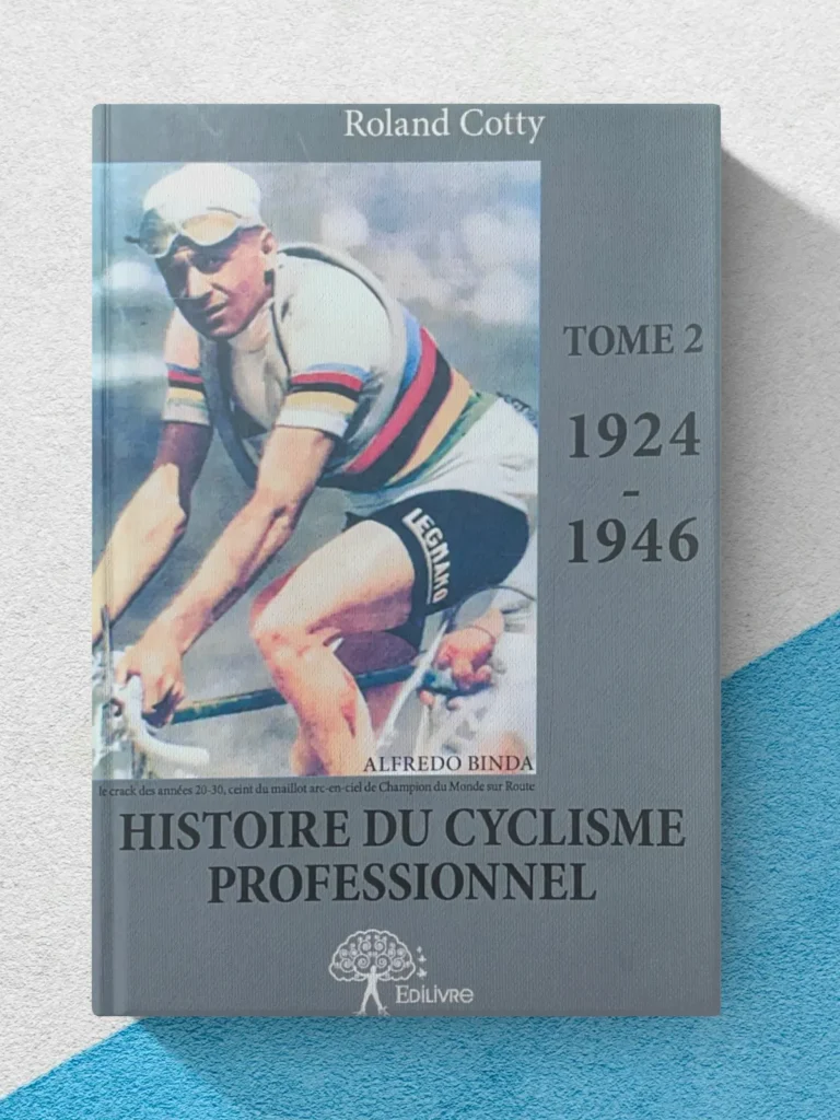 Couverture du livre "Histoire du cyclisme professionnel – Tome 2 (1924-1946)" de Roland Cotty, avec le coureur Alfredo Binda en action, maillot arc-en-ciel de champion du monde, histoire du cyclisme sur route.