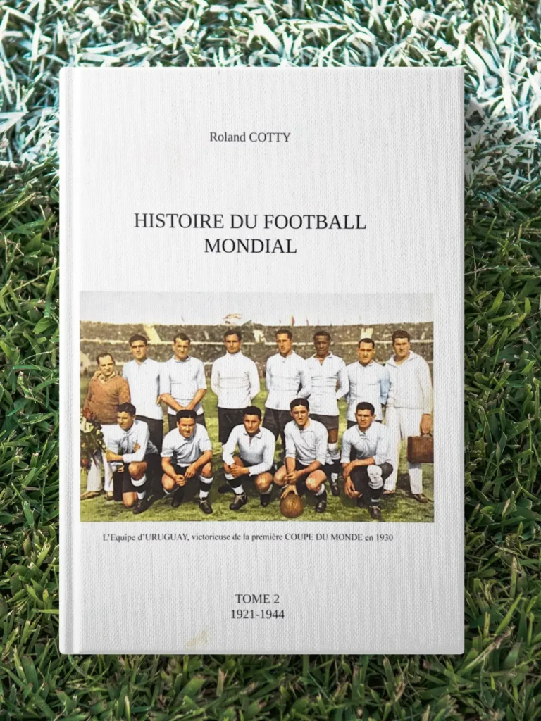 Couverture du livre "Histoire du football mondial – Tome 2 (1921-1944)" de Roland Cotty, avec l’équipe d’Uruguay championne de la première Coupe du monde 1930, histoire du football international.