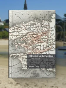 Mockup du livre « 100 histoires du Finistère (1790-1990) » de Roland Cotty, présenté en avant-plan sur une plage bretonne avec des maisons et des bateaux en arrière-plan flou.