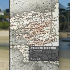 Mockup du livre « 100 histoires du Finistère (1790-1990) » de Roland Cotty, présenté en avant-plan sur une plage bretonne avec des maisons et des bateaux en arrière-plan flou.